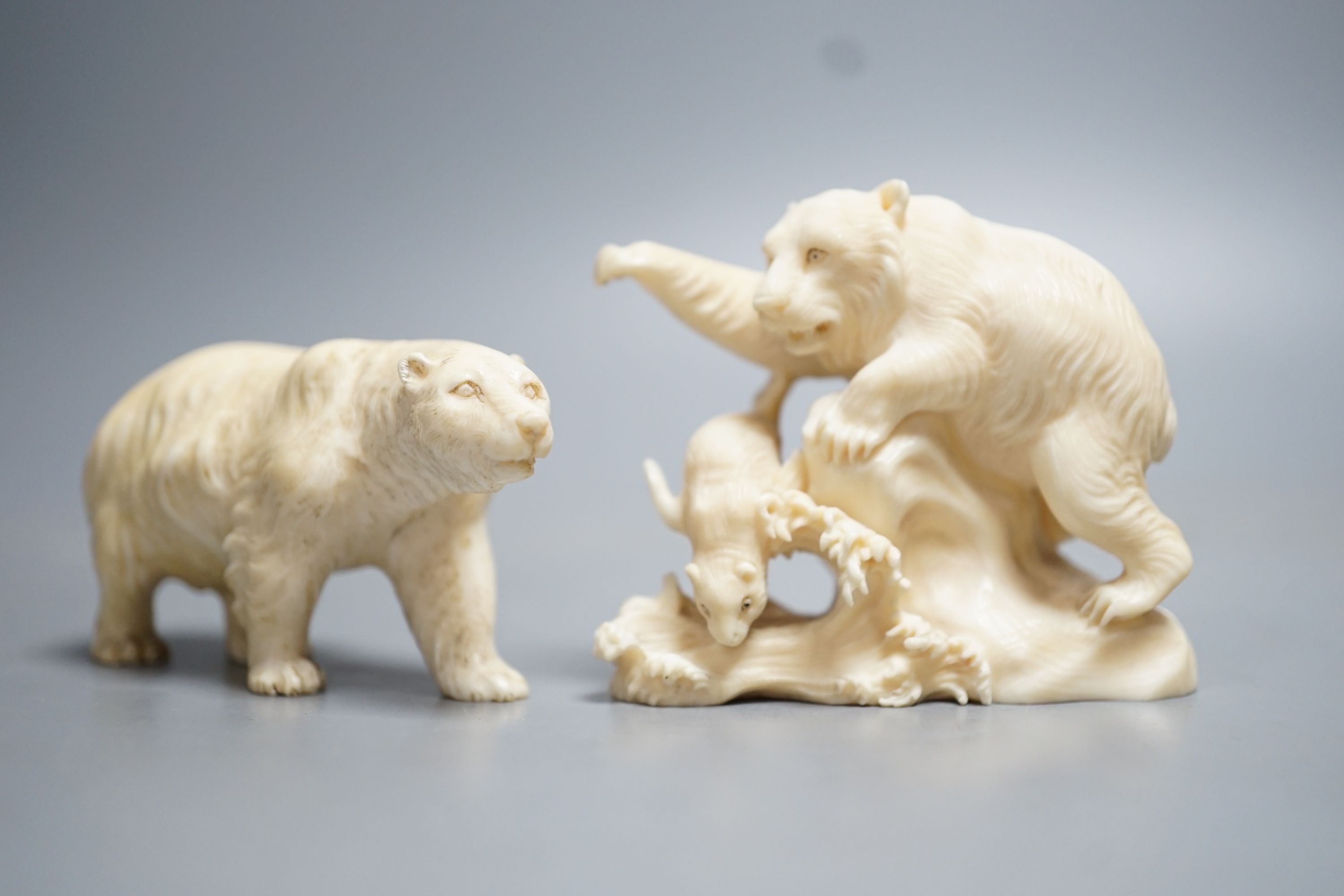 Two Japanese ivory models of bears, Meiji period 8cm